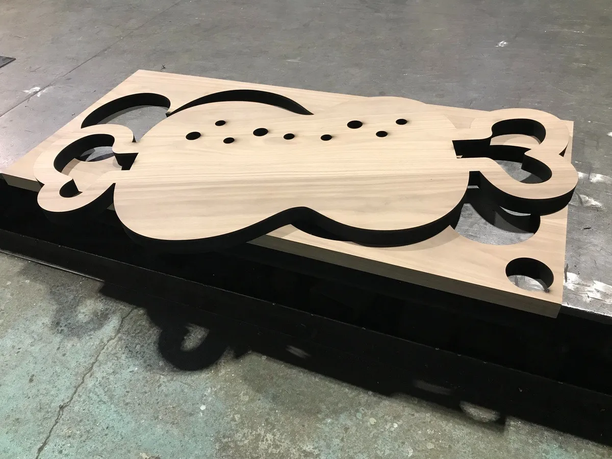 木をレーザー加工。複雑な形にも。看板