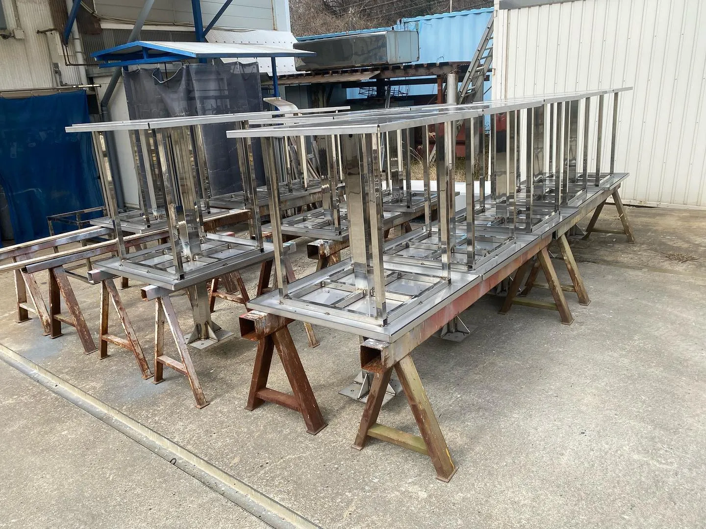 地下鉄入口上に取り付けられるス...