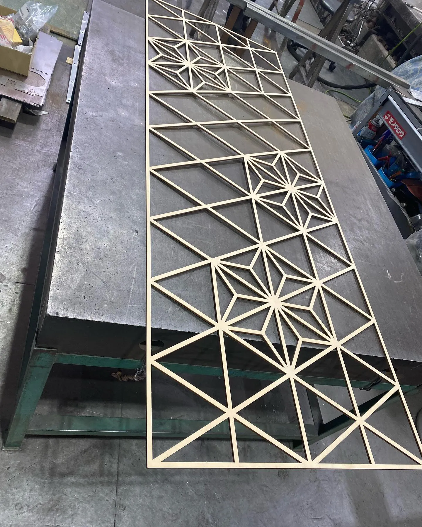 コンパネ5mmの格子をレーザー切りしました。